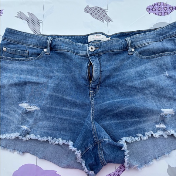 Torrid plus size 26 women’s raw edge distressed denim shorts very good condition - Picture 1 of 11